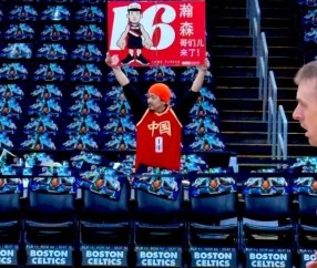 一球迷身穿中国男篮球衣并举牌支持小杨：瀚森 哥们来了