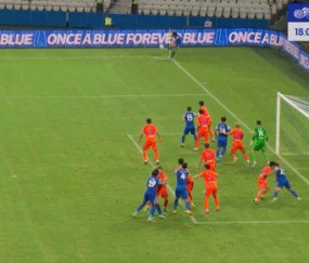 雷速评审团：汪海健角球直接破门，这球是否有干扰门将嫌疑？